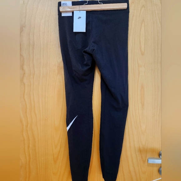Nike Sportswear Essential Women's Mid-Rise Swoosh Leggings - Picture 2 of 6